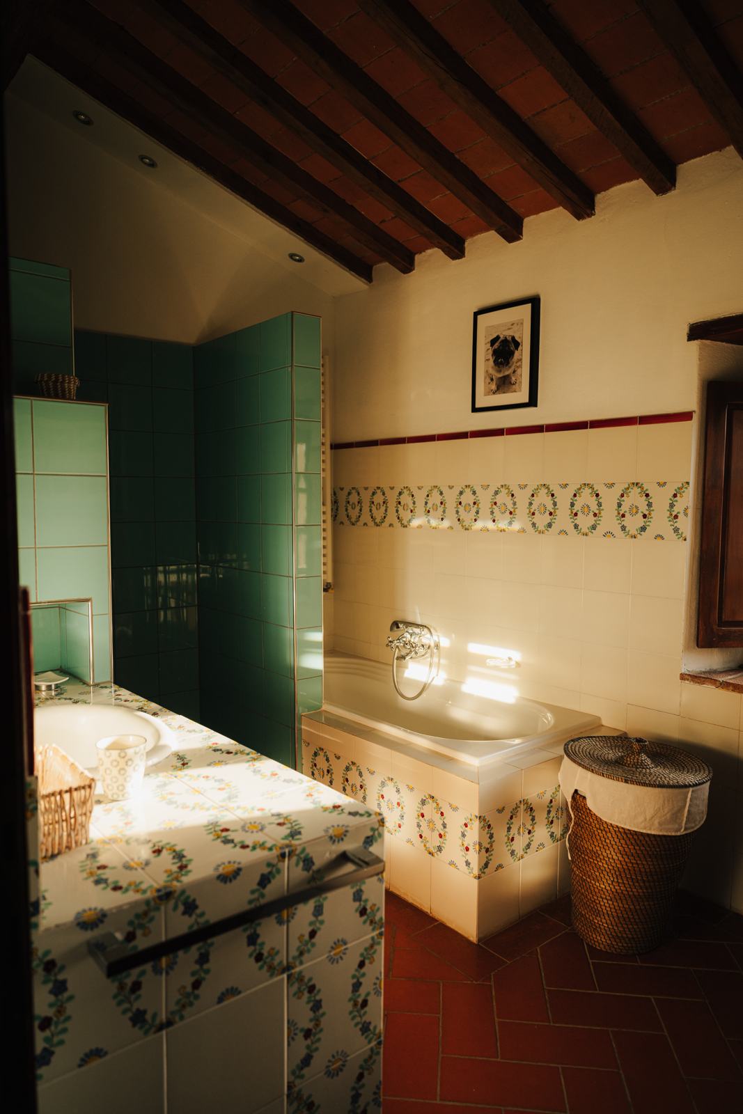 Bagno con piastrelle a fiori dipinte a mano