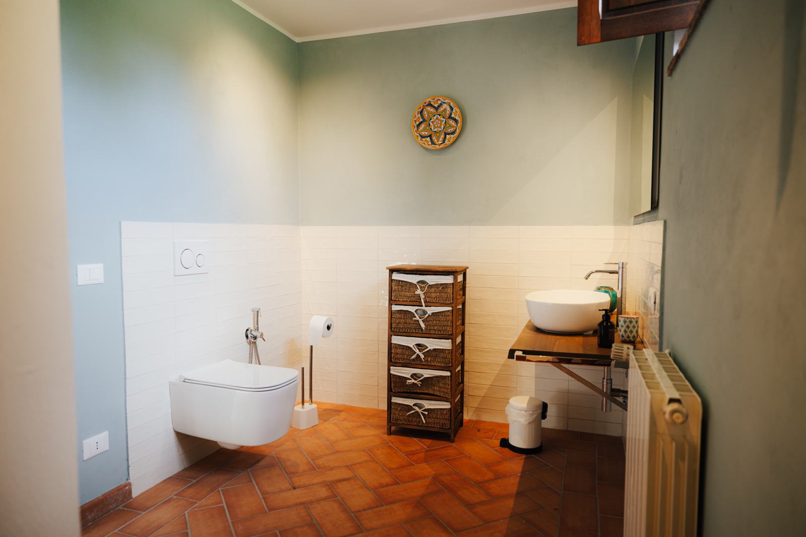 Bagno moderno verde salvia