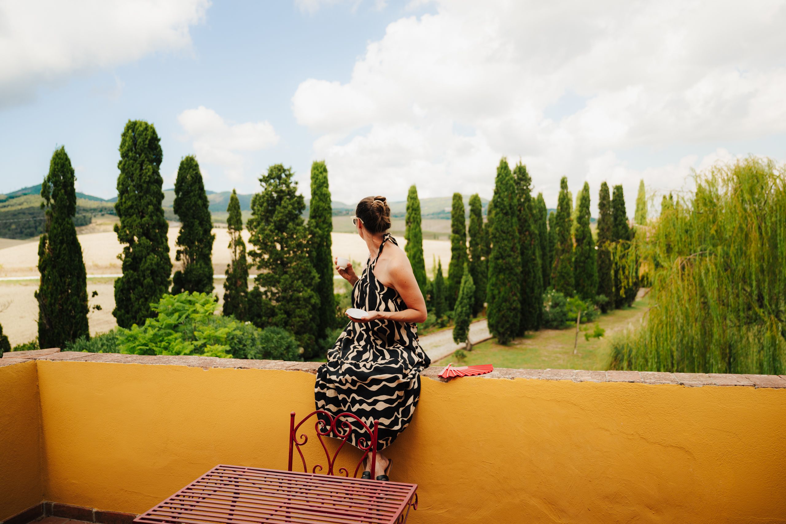 Terrazza con viale di cipressi e vista sui campi