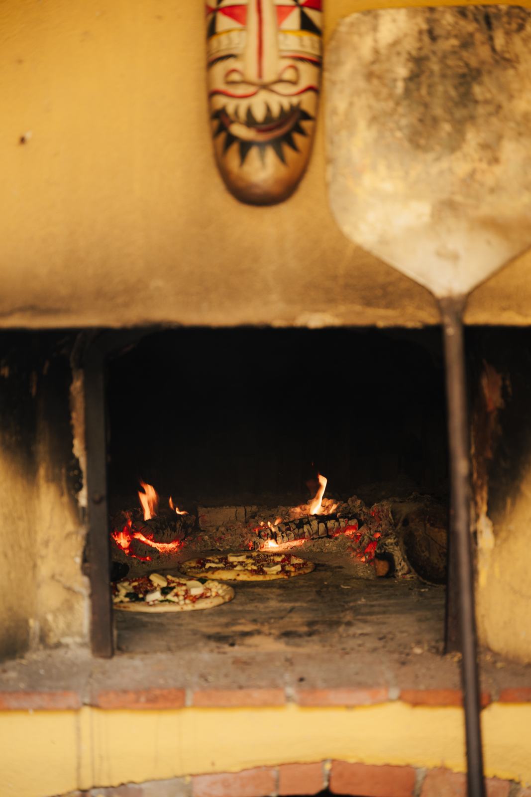 Forno a legna acceso