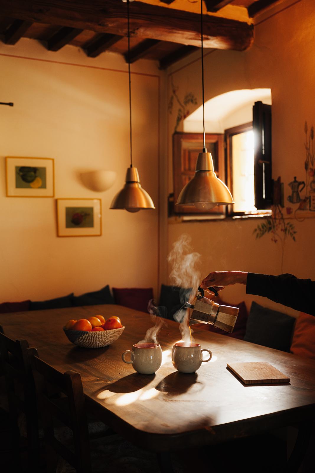 Caffè della moka sul tavolo di cucina
