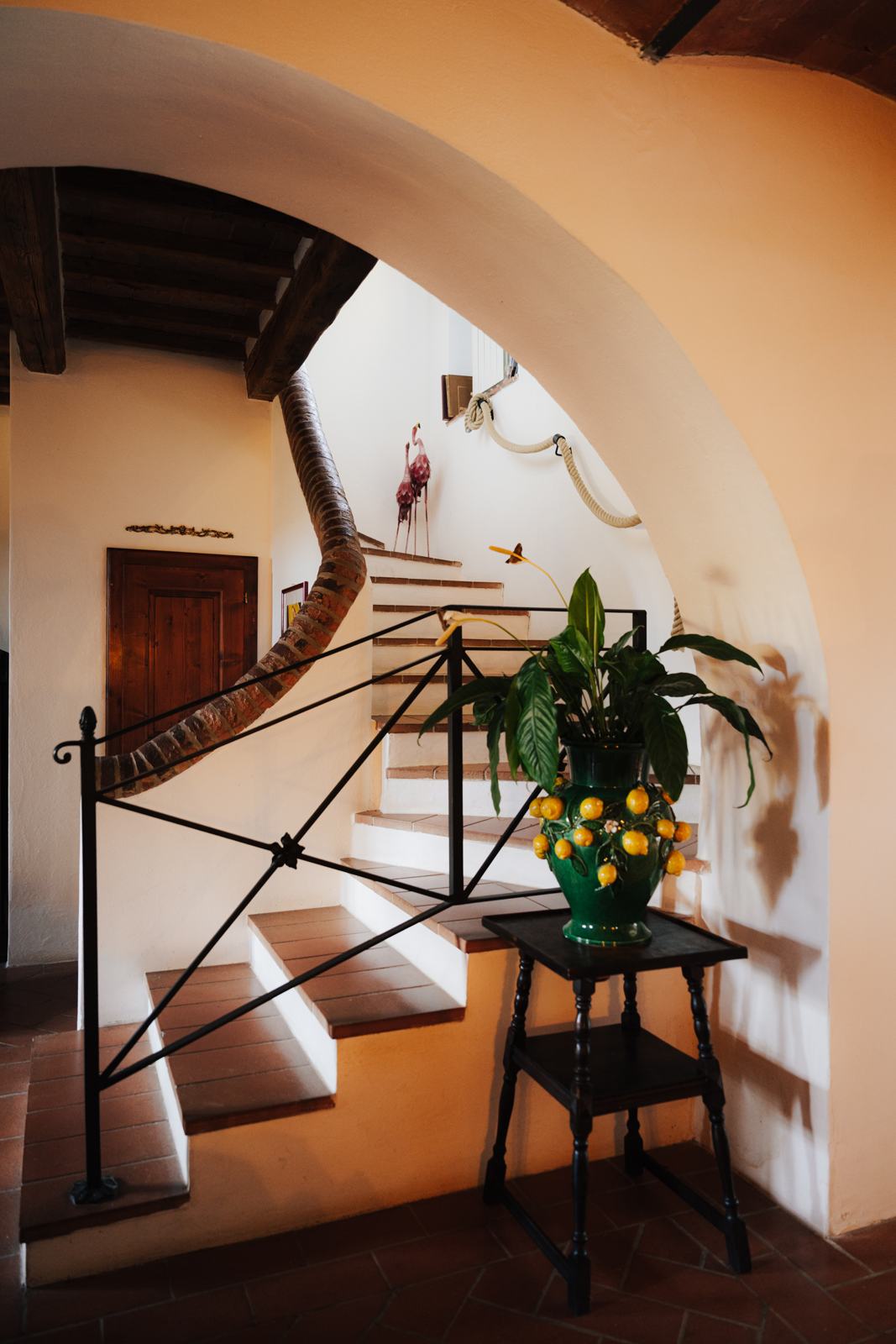 Arco con scala e vaso a limoni