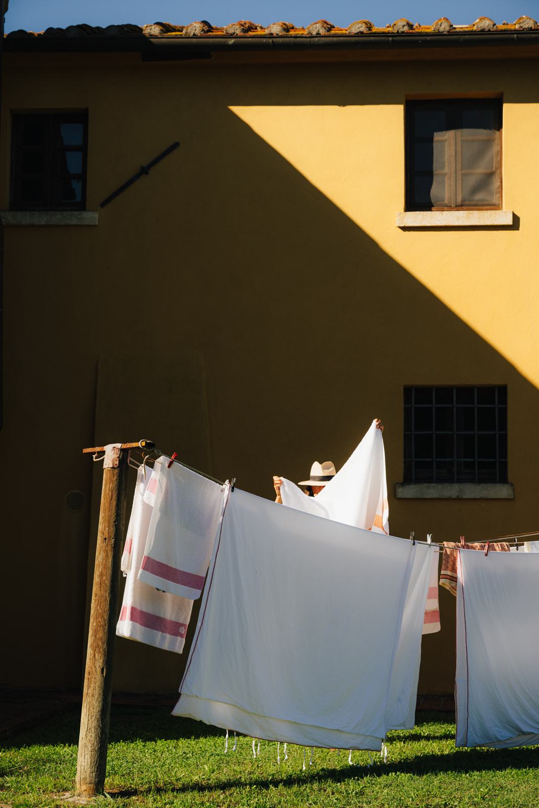 Bucato steso davanti alla facciata gialla