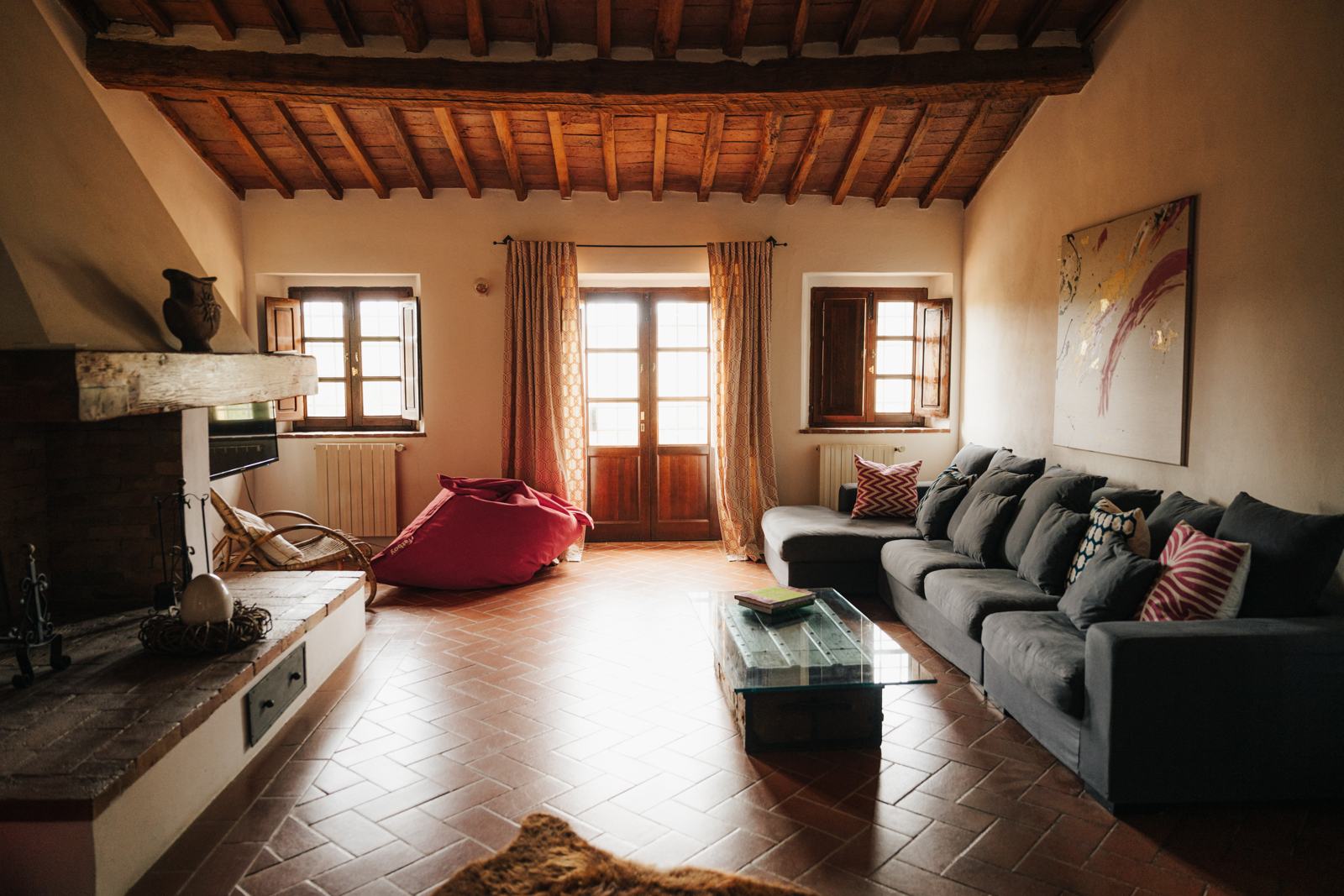 Ampio soggiorno con soffitto a travi