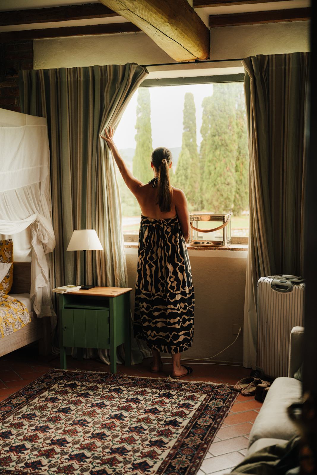 Camera con letto a baldacchino e vista sui cipressi